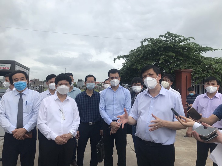 bo-truong-bo-y-te-kiem-tra-phong-chong-dich-covid-19-tai-khu-cong-nghiep-quang-chau-bac-giang1621305173