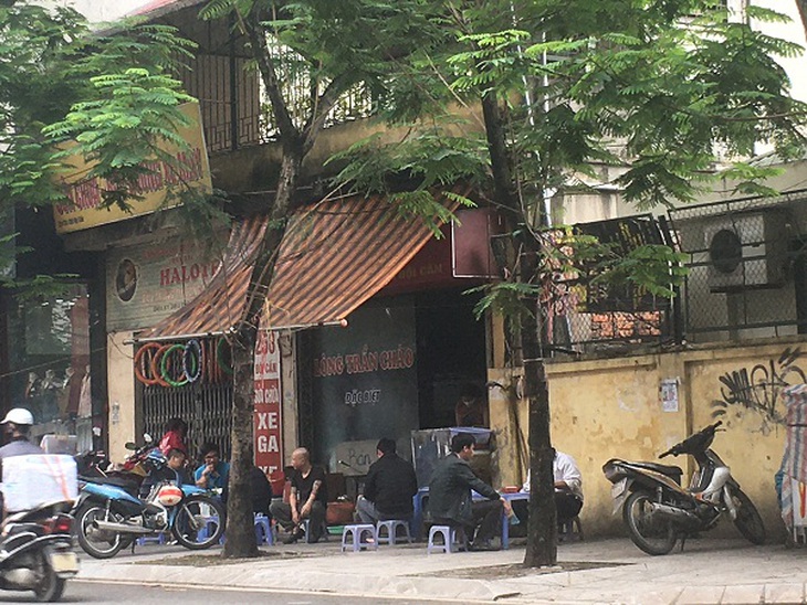 Hà Nội nới lỏng giãn cách xã hội: Hàng quán mở, tái diễn lấn chiếm vỉa hè