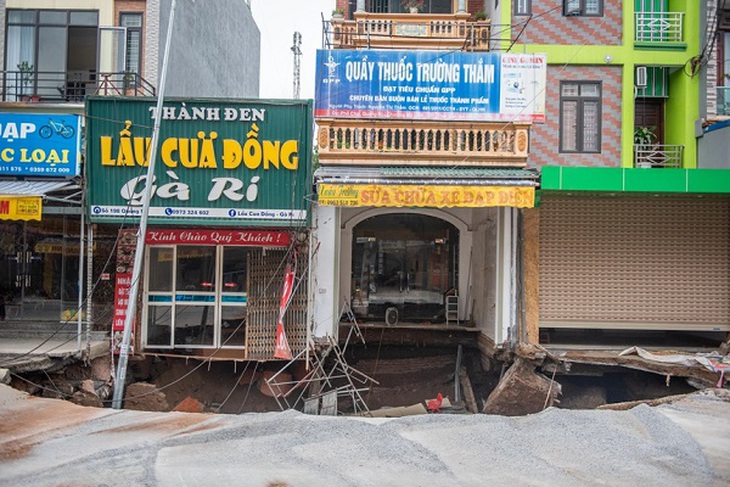 Sau trận mưa, hố tử thần" ở Hà Nội rộng hơn 100 m2