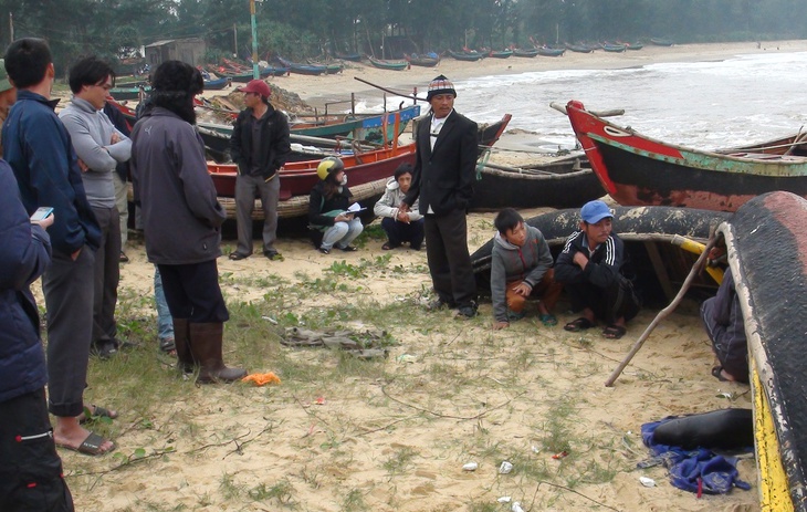 Hai chú cá voi dạt vào bờ biển Quảng Bình 2