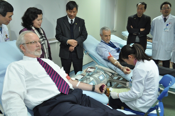 Ðại sứ Hoa Kỳ David Shear hiến máu nhân đạo 1