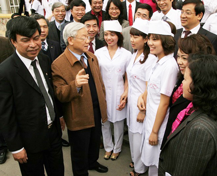 Tổng Bí thư Nguyễn Phú Trọng thăm và chúc mừng các thầy thuốc 1
