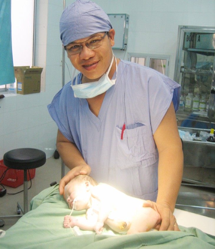 Cứu sống một bé gái 2 tuần tuổi bị tim bẩm sinh nặng 1