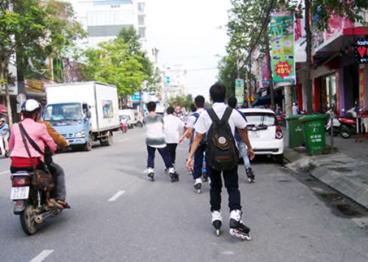 Cần ngăn chặn “trò xiếc” trên phố 1