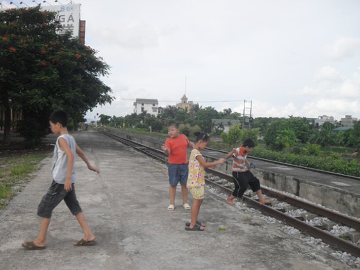 Sân chơi... đường tàu  1