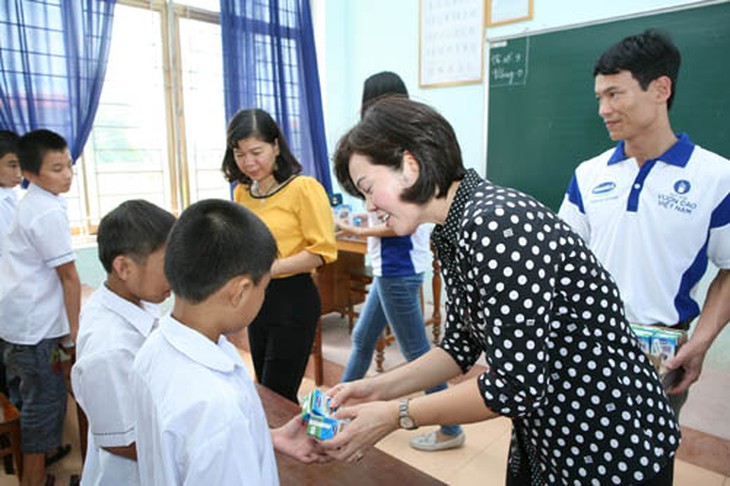 Trao tặng hơn 26.000 ly sữa cho trẻ em nghèo Quảng Bình 1
