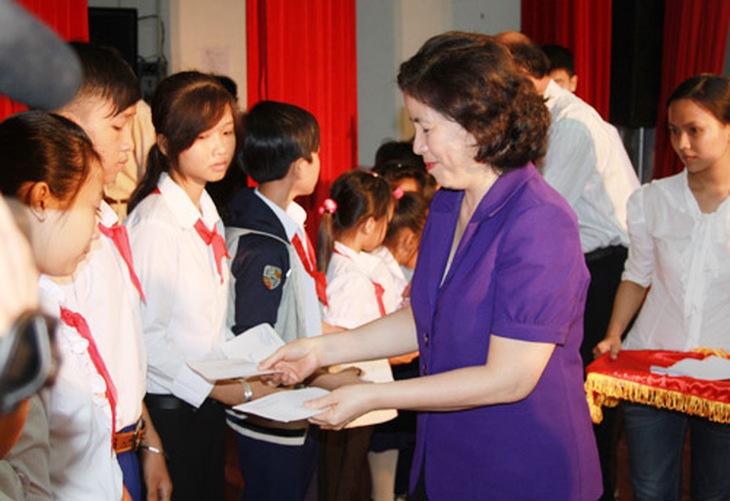 Vinamilk trao học bổng cho học sinh nghèo, mồ côi, khuyết tật tại Bến Tre 1