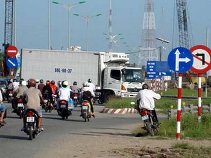 Xe ben đâm hàng loạt xe máy, 3 người thương vong  1