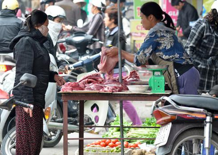 Chợ Tết ông Táo: Rau xanh giảm giá, thực phẩm đắt thêm 1