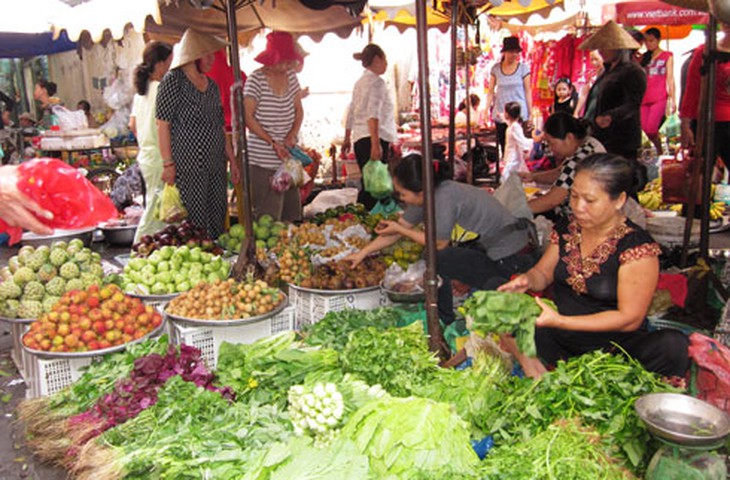 Chợ Tết ông Táo: Rau xanh giảm giá, thực phẩm đắt thêm 2