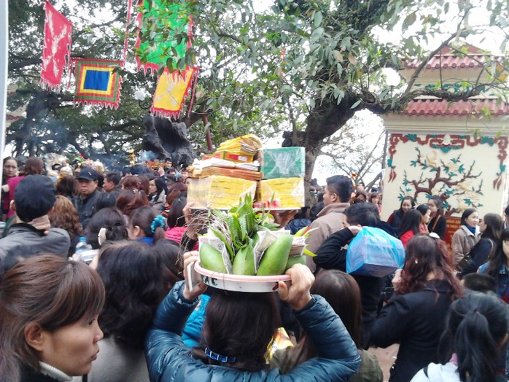 Đông nghịt người đi lễ chùa ở Hà Nội 1