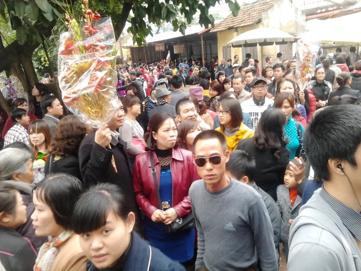 Đông nghịt người đi lễ chùa ở Hà Nội 3