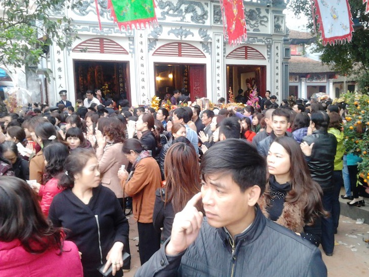 Đông nghịt người đi lễ chùa ở Hà Nội 4