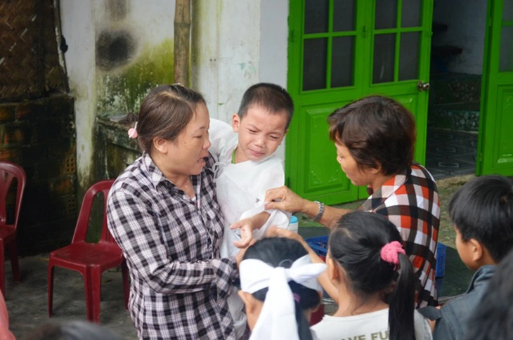 Hai vợ chồng chết chìm để lại 3 con nhỏ 2