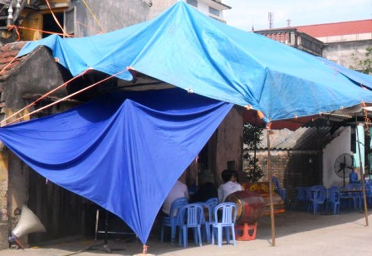 Phát hiện thi thể với dao cắm trên ngực trong bể nước 1