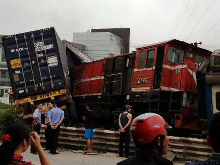 Cả đoàn tàu tông trực diện, xé đôi container 1