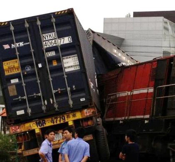 Cả đoàn tàu tông trực diện, xé đôi container 2