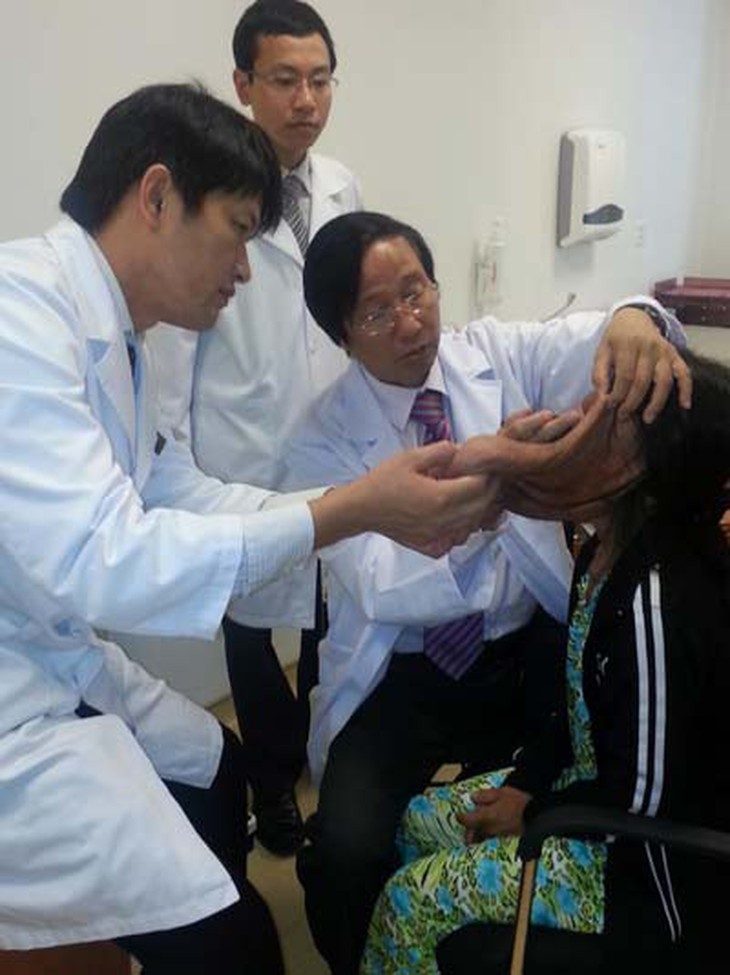 Cắt bỏ thành công khối u kéo dài từ đầu đến ngực 1