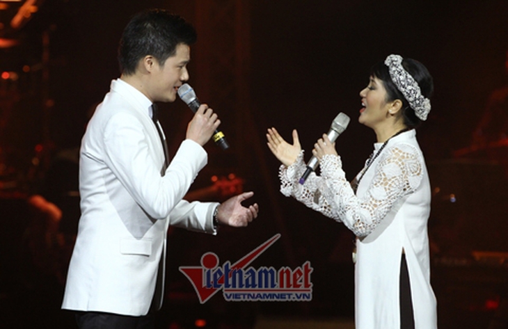 Mỹ Linh "nhập đồng" đến mức bị "loạng choạng" 3