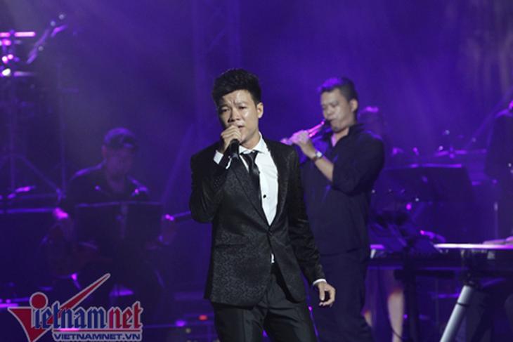Mỹ Linh "nhập đồng" đến mức bị "loạng choạng" 5
