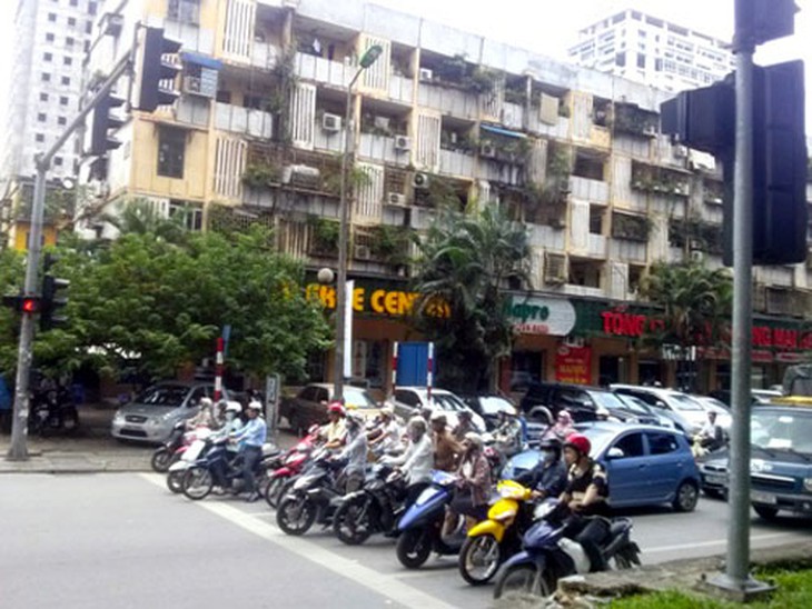Chờ đèn đỏ ở Hà Nội sẽ được nghe... luật giao thông 1