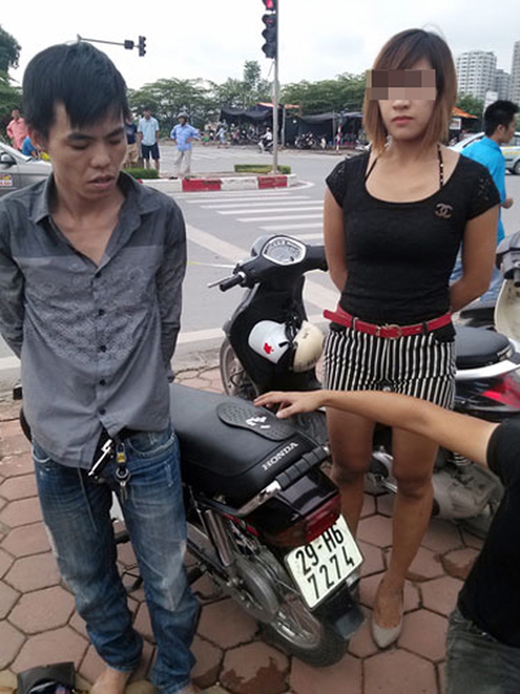 Giấu ma túy trong tất chân, chở “kiều nữ” tung tăng trên phố 1