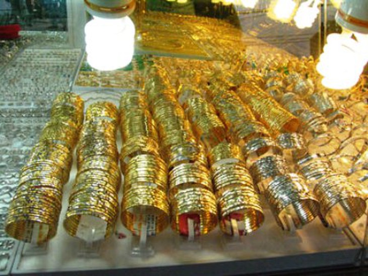 Vàng bất ngờ giảm mạnh sau tin tăng thuế "khủng" 1