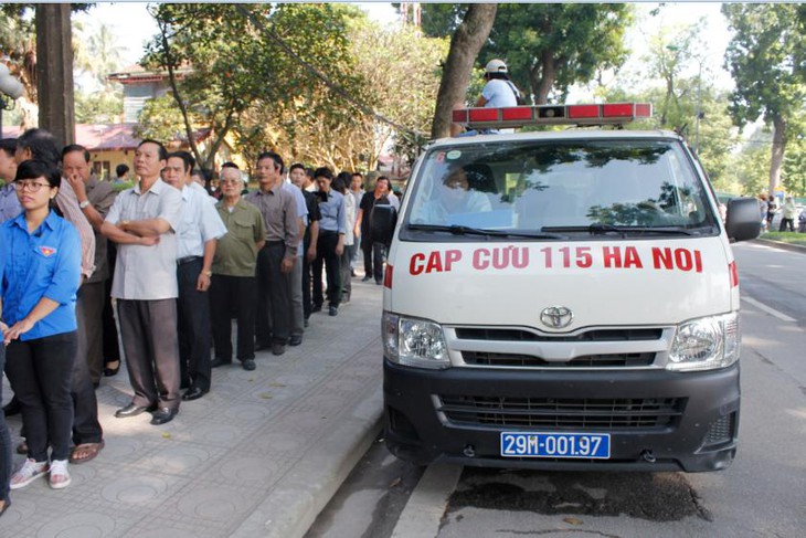 Cấp cứu kịp thời trên 50 người bị ngất đột ngột khi đến viếng Đại tướng 2