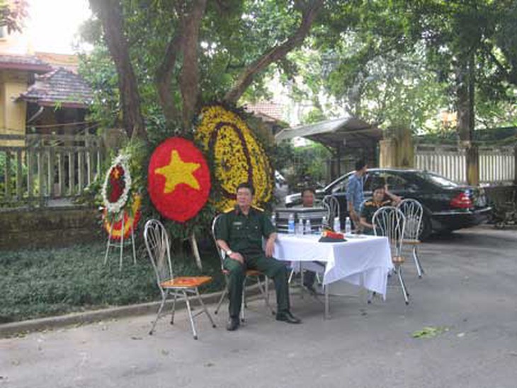 Cấp cứu kịp thời trên 50 người bị ngất đột ngột khi đến viếng Đại tướng 4
