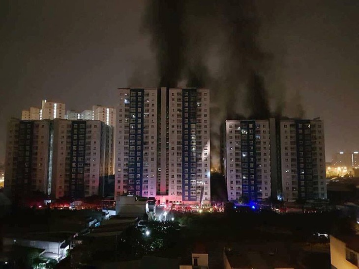 Cháy chung cư Carina Plaza: Trách nhiệm chủ đầu tư, cơ quan chức năng đến đâu?