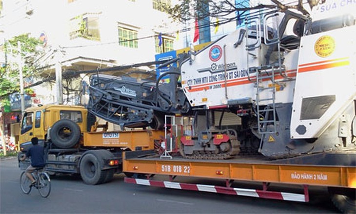 Xe đầu kéo lôi gãy hàng loạt trụ điện 2