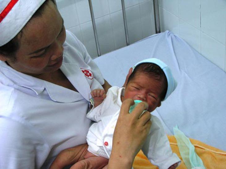 Vụ em bé bị bỏ ở thùng rác: Không giám định ADN 1