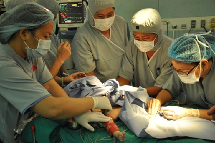 Thưởng nóng ê kíp tách thành công 2 bé gái dính nhau 1