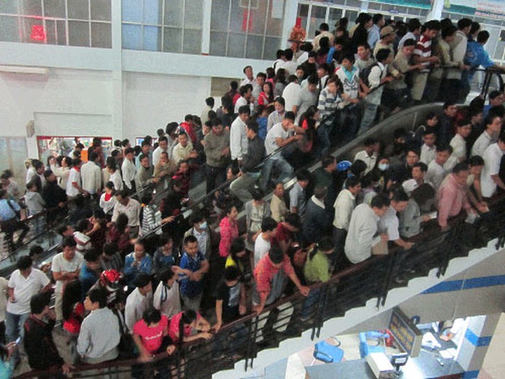 Vật vã mua vé tàu Tết 1