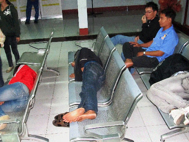 Vật vã mua vé tàu Tết 2