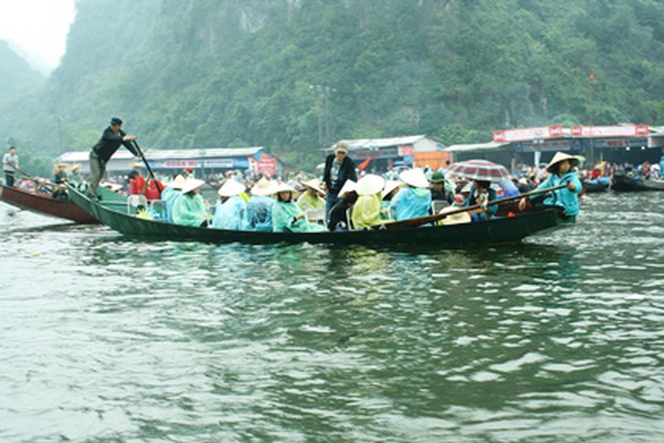 Hơn 5 vạn du khách “đội mưa” về dự lễ khai hội chùa Hương 1