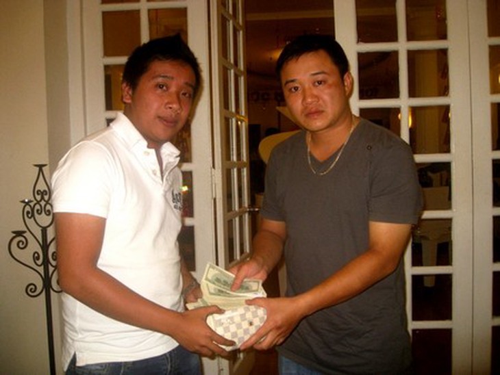 Trung úy Công an trả lại hàng trăm triệu bỏ quên cho Việt kiều 1