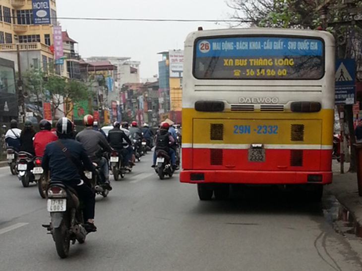 Thanh niên cầm điếu cày đánh tài xế xe buýt 1