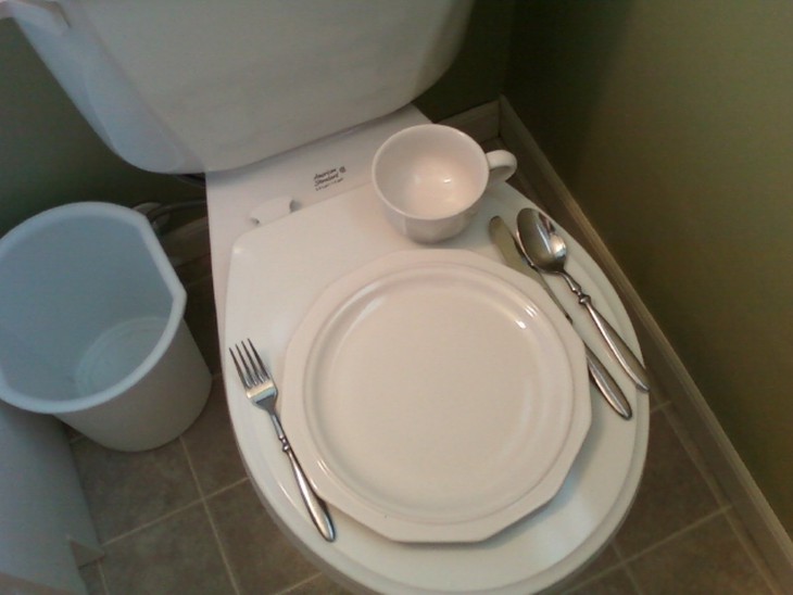 Nơi sạch nhất để ăn trong phòng khách sạn là...toilet  1
