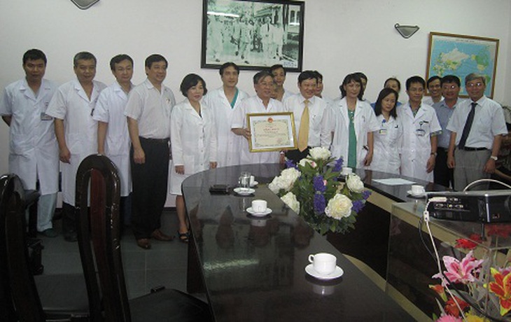 Bộ trưởng Bộ Y tế tặng Bằng khen cho Bệnh viện Việt Đức vì thành tích ghép tạng 2