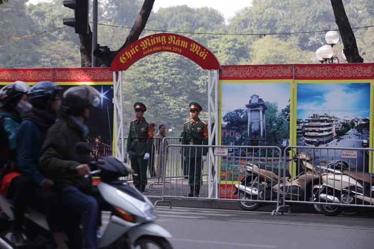 hn: tran dia phao hoa duoc bao ve nghiem ngat truoc gio g hinh anh 1