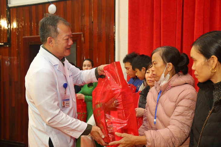 Mang 'Xuân yêu thương, Tết sẻ chia' ấm áp đến hơn 500 người bệnh nghèo- Ảnh 1.