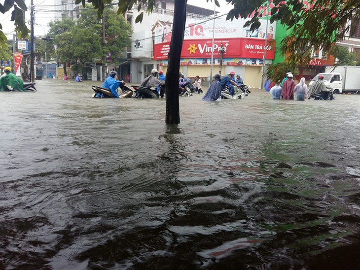 Mua lon bien duong pho o Hue thanh song hinh anh 2