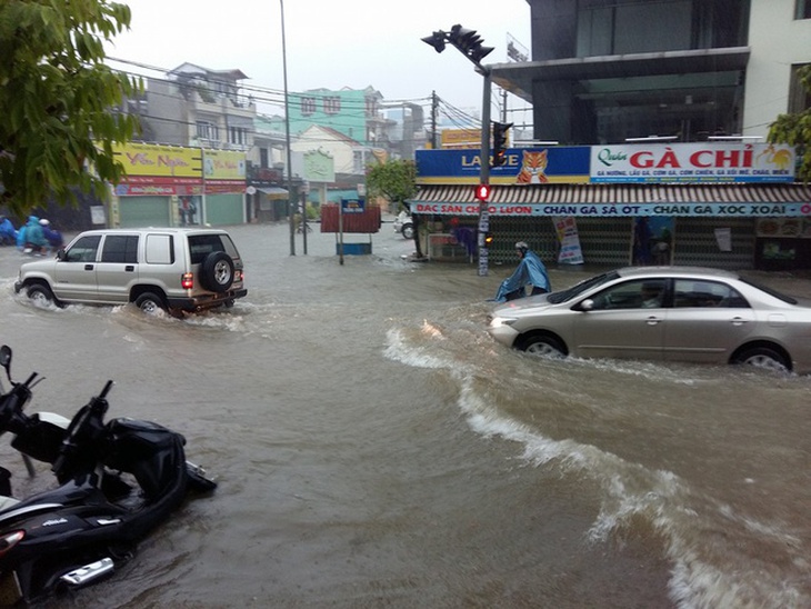 Mua lon bien duong pho o Hue thanh song hinh anh 3
