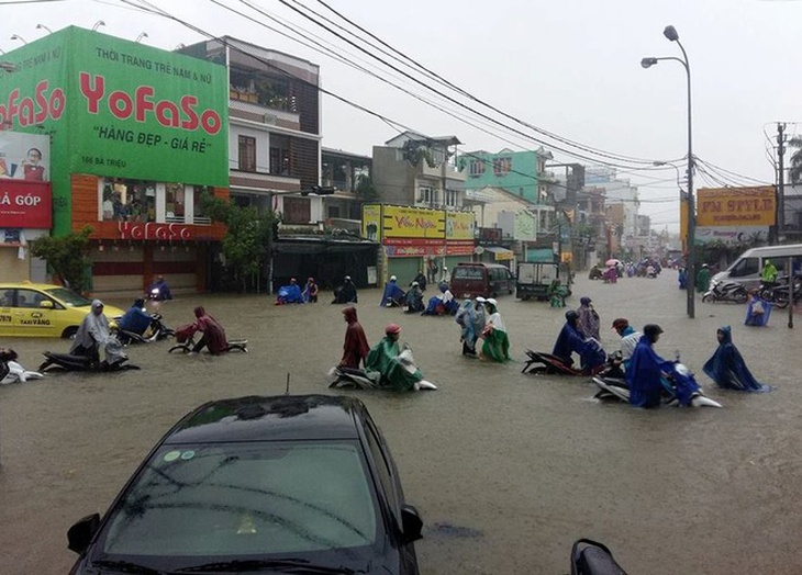 Mua lon bien duong pho o Hue thanh song hinh anh 1
