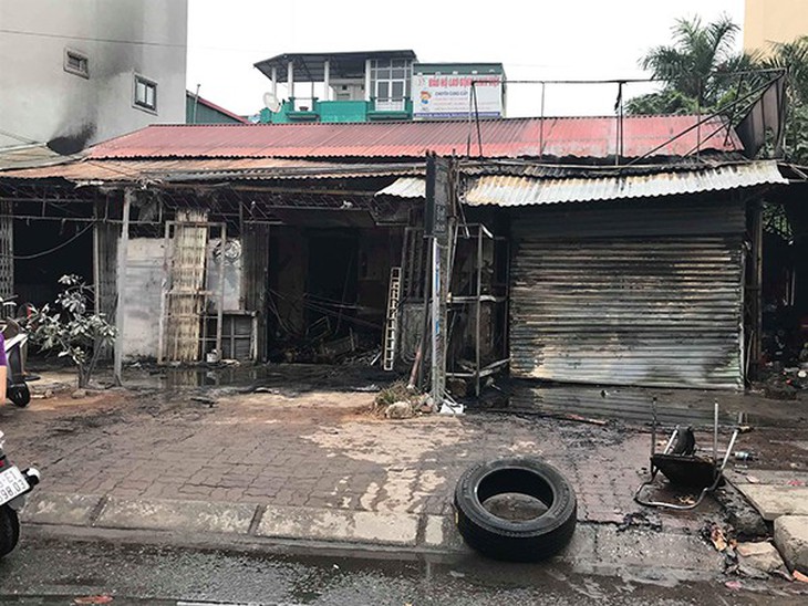 Lửa thiêu rụi dãy ki ốt sáng mùng 2 Tết - ảnh 1