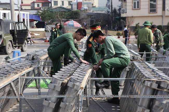 hn: tran dia phao hoa duoc bao ve nghiem ngat truoc gio g hinh anh 9