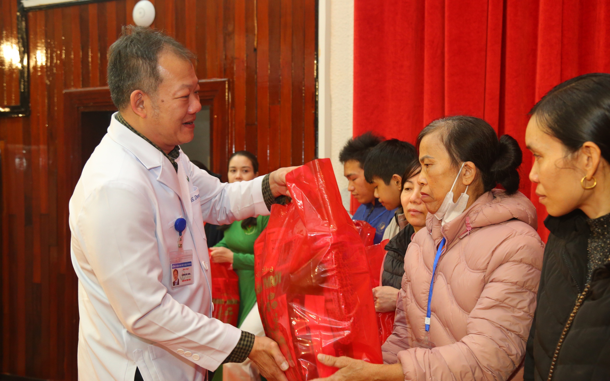 Mang &quot;Xuân yêu thương, Tết sẻ chia&quot; ấm áp đến hơn 500 người bệnh nghèo