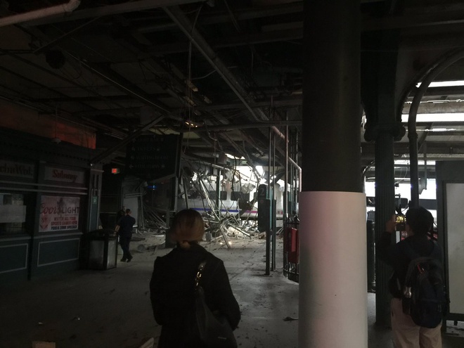 Tau dam vao nha ga gan New York, hon 100 nguoi thuong vong hinh anh 3