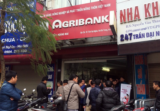 Hai người cầm dao xông vào ngân hàng ngày giáp Tết